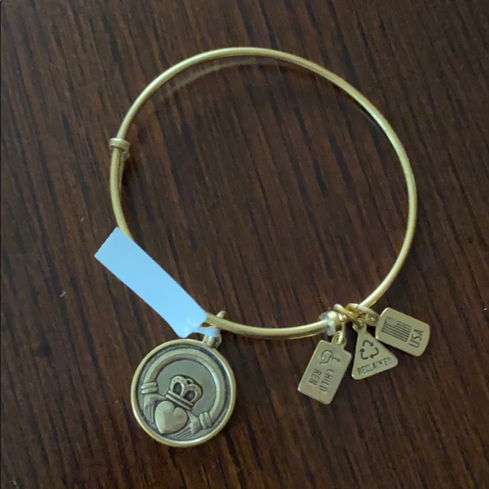 Wind and Fire bracelet - Claddagh charm